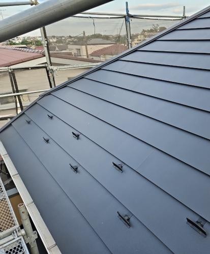 横暖ルーフによる屋根カバー工事後の屋根