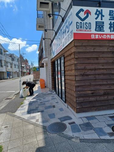 店舗周りをお掃除しました。